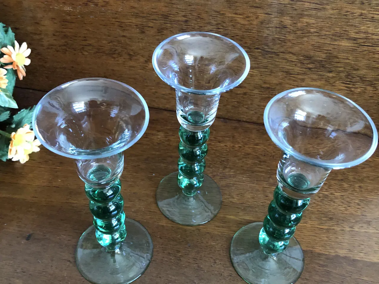 Billede 2 - 3 fine lysestager i grønt glas. -  samlet