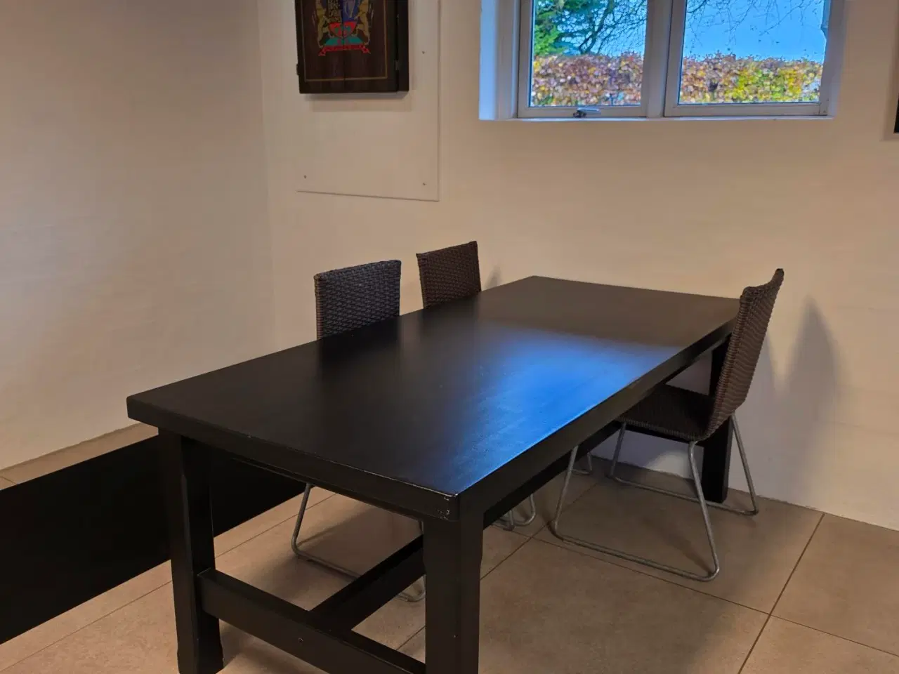 Billede 1 - Spisebord i massiv fyrretræ - Sortmalet