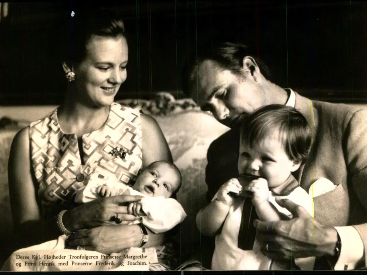 Billede 1 - Tronfølgeren Prinsesse Margrethe og Prins Henrik med Prinserne Frederik og Joachim - Ditlevsen 1969
