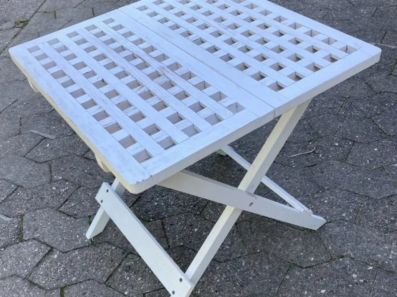 Billede 1 - Klapbord – hvidmalet træ - fint lille bord