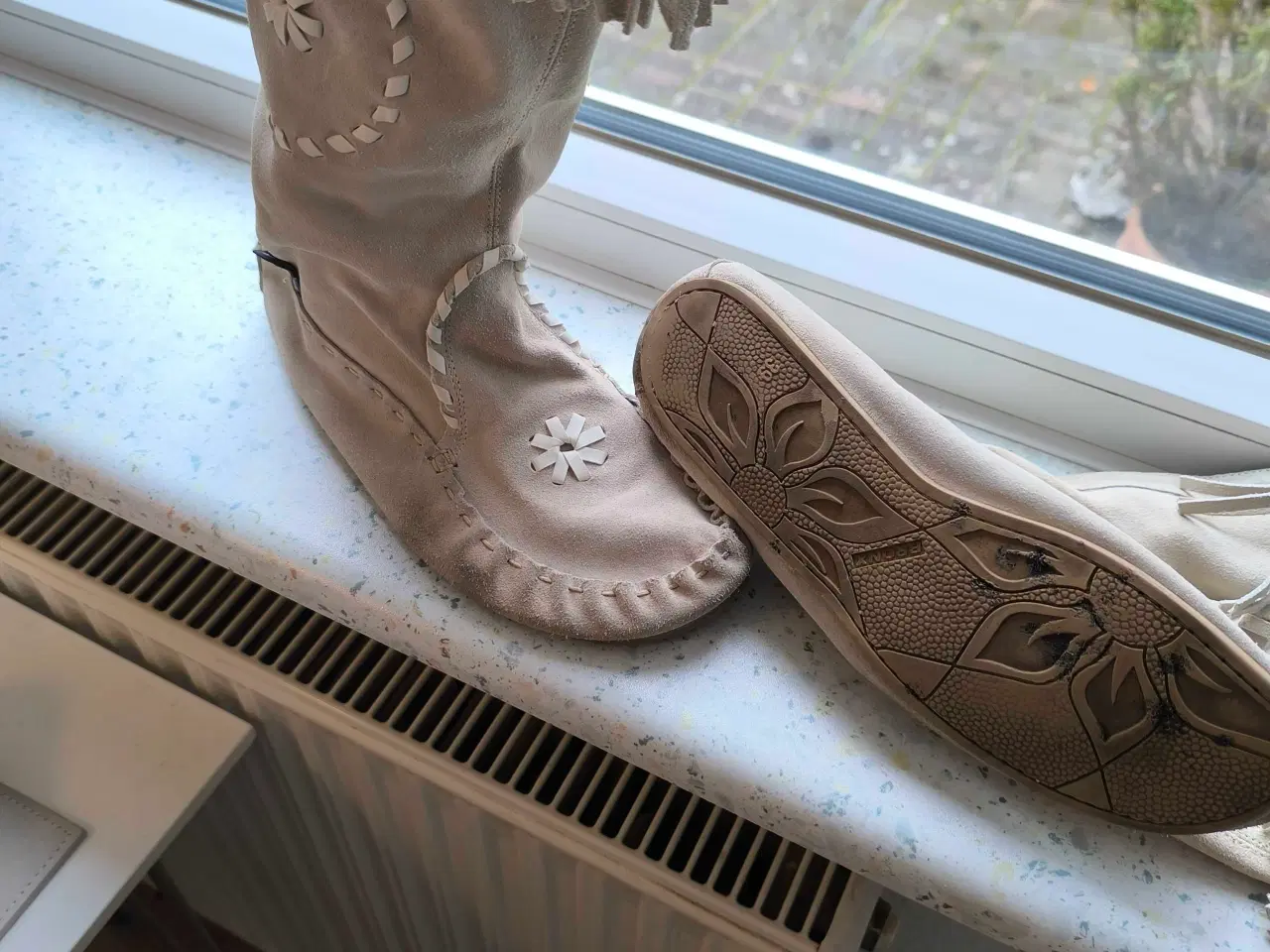 Billede 11 - Rundskin støvle i sort og beige farve 