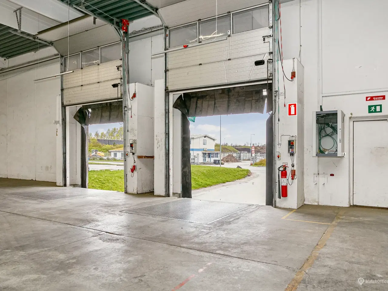 Billede 13 - Højloftet lagerhal med to læsseramper