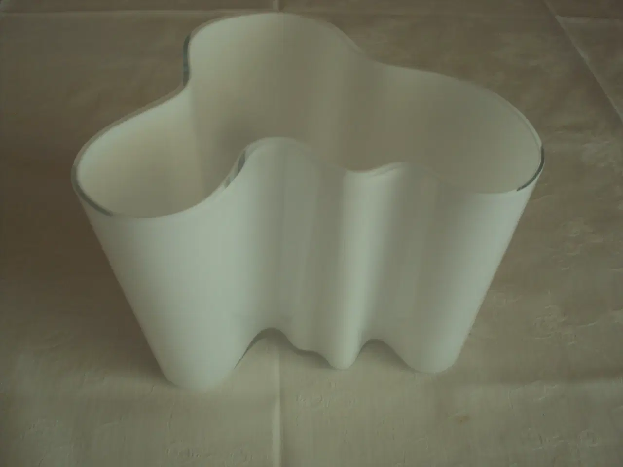 Billede 2 - Hvid  vase  hjd 16 cm 