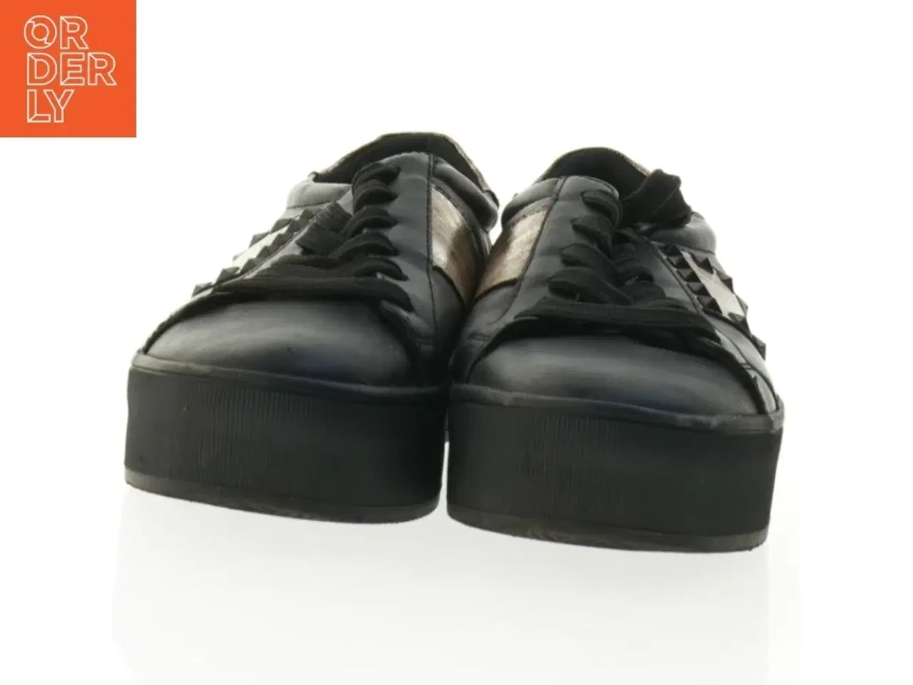 Billede 3 - Sorte sneakers med gyldne detaljer og nitter (str. 39)