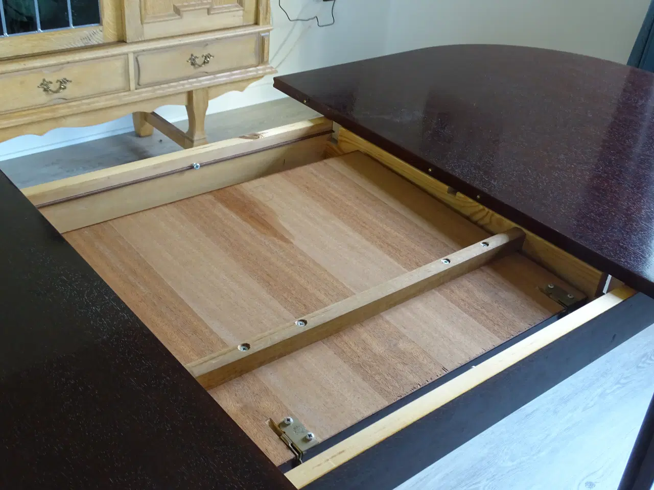 Billede 3 - Spisebord i mørkt træ.