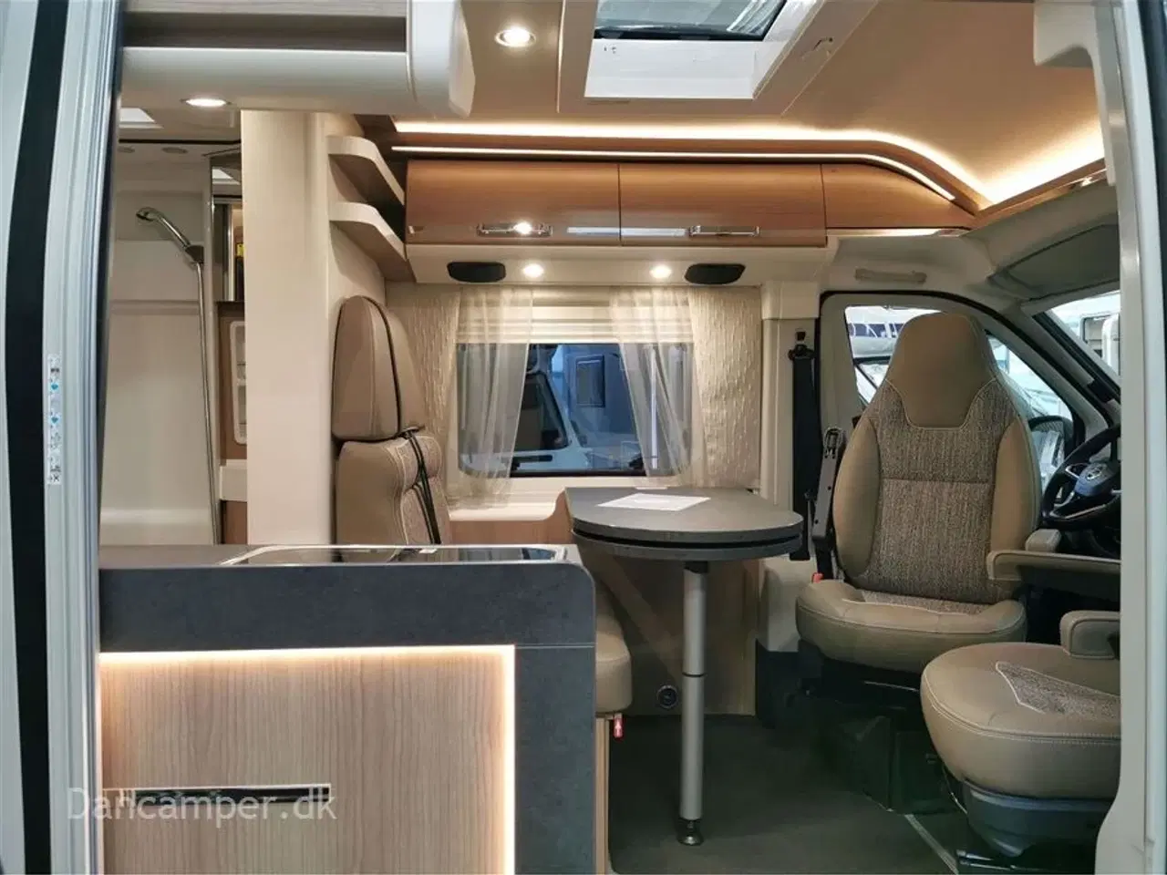 Billede 3 - 2022 - Carthago can Charming 600 DB   Luksus rejsevogn på under 6 meter, Træk til 3000Kg, 140Hk, 9 trins automatgear og masser af udstyr