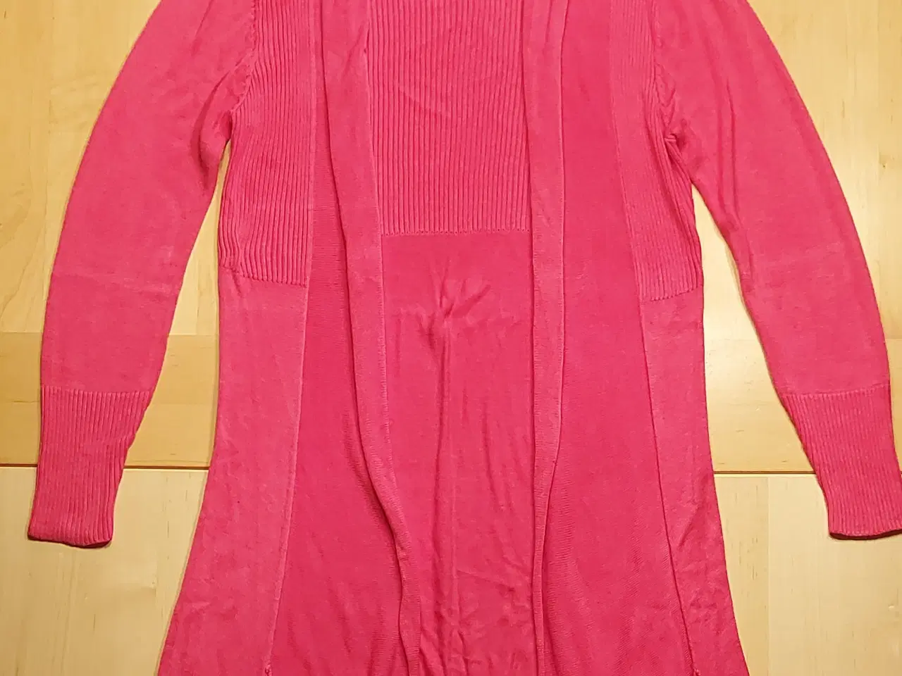 Billede 3 - Lækker blød pink cardigan med lommer sælges