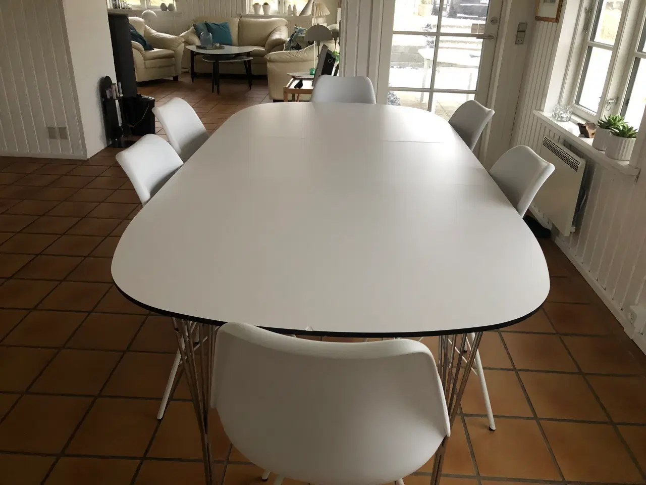 Billede 2 - Hvidt Spisebord med 6 stole
