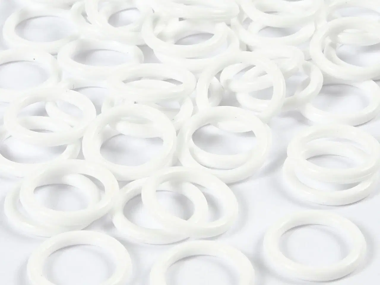 Billede 1 - Hvide plastringe 15 mm - 50 stk. til kreative projekter