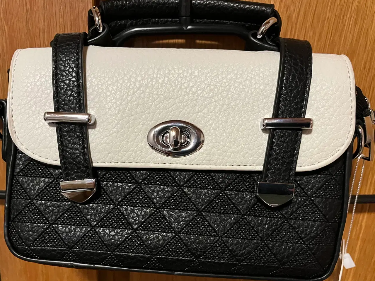 Billede 1 - Lille sort / hvid taske