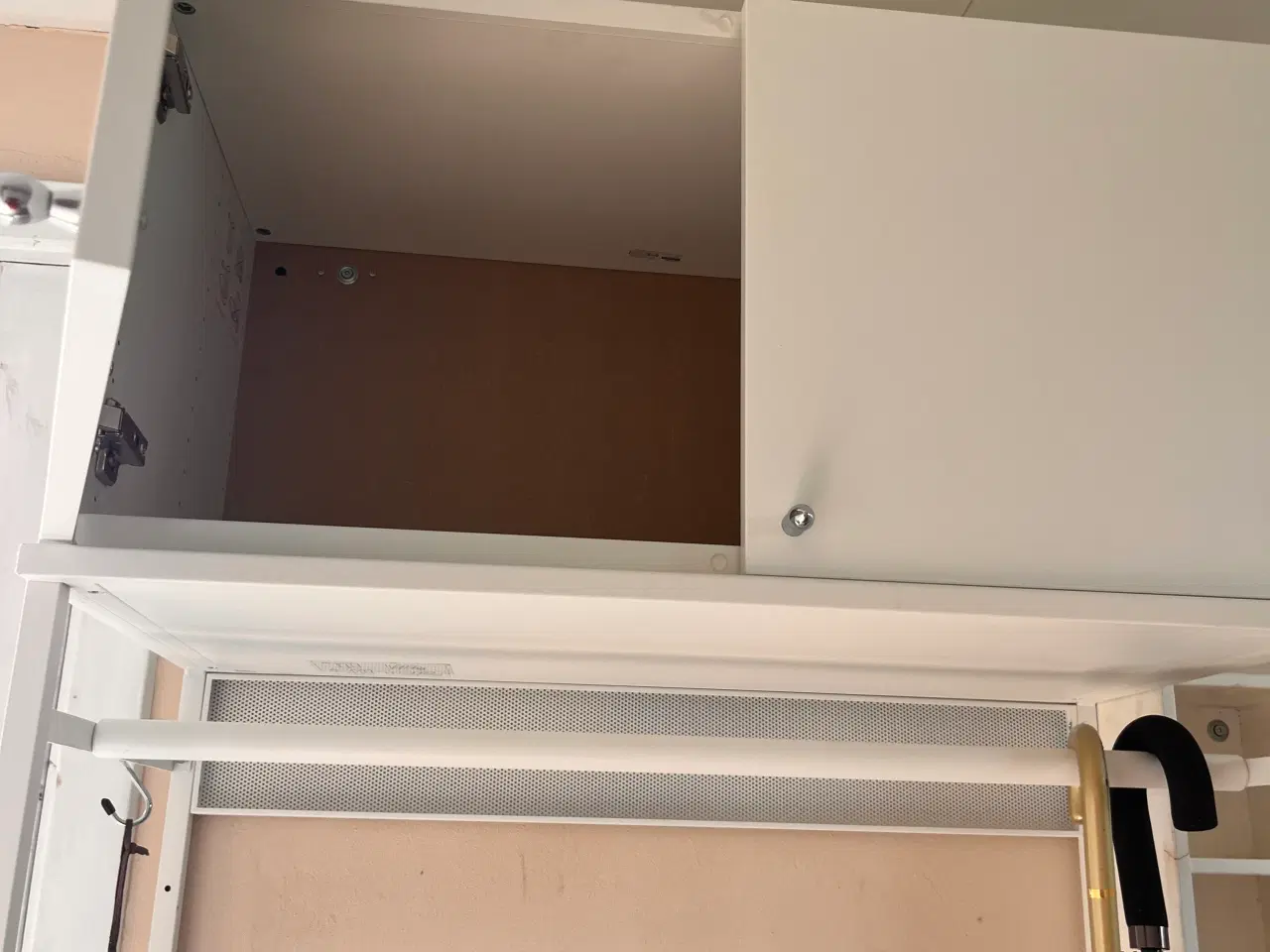 Billede 8 - Garderobe.  3 skuffer og låger Plastafra ikea