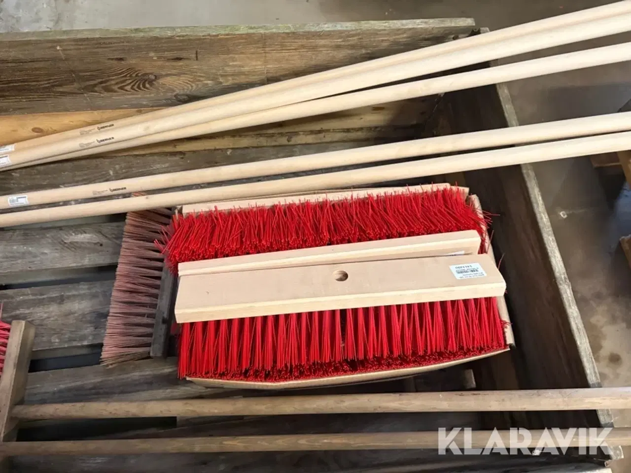 Billede 11 - Lot med koste og retteskinner 2 paller