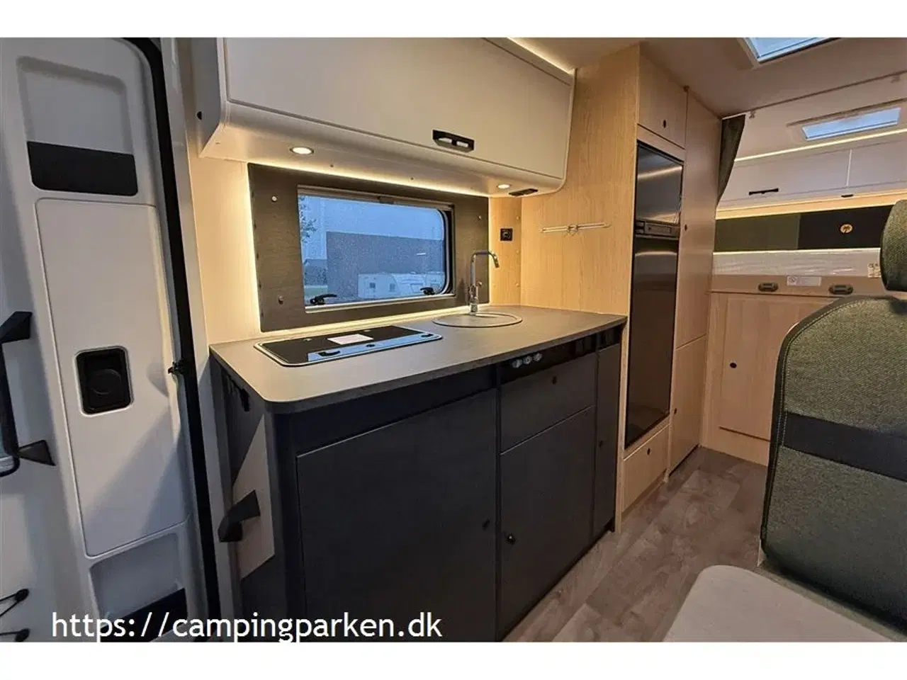 Billede 9 - 2026 - SunLight A 70   Sunlight alkove A70 m. 6 sovepladser og 5 selepladser, meget opholdsrum og stor garage