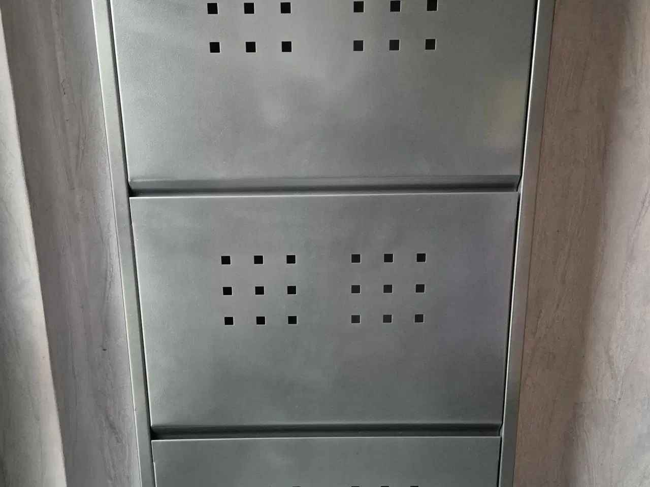 Billede 1 - Praktisk skoskab med 3 skuffer i antracitgrå metal