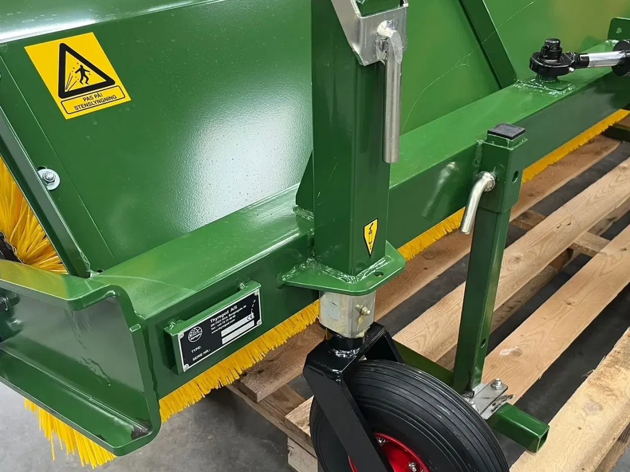 Billede 13 - Thyregod TK 2800 med nylon børster og hydraulisk sving. brede 2800 og feje brede 2500
