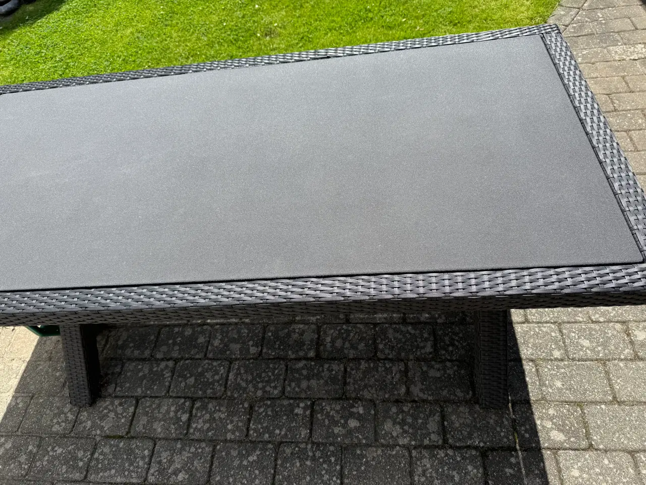 Billede 4 - Havebord med stenlook og flet ben 