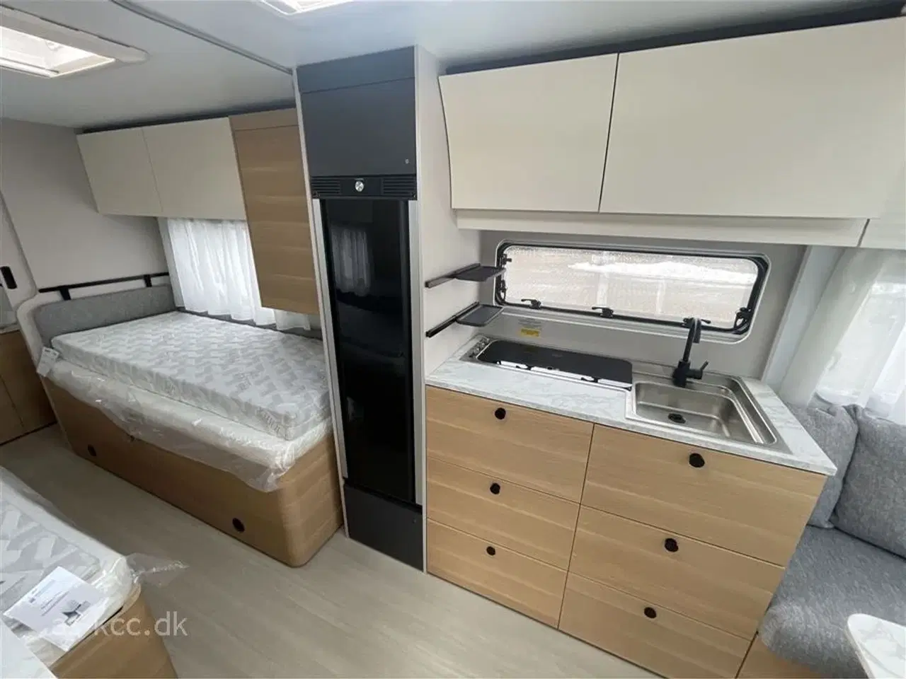 Billede 22 - 2026 - Adria Adora 572 UT Adria Adora 572 UT Årg, 2026 4 sovepladser, 5 siddepladser, enkeltsenge og toilet og bad i bagenden