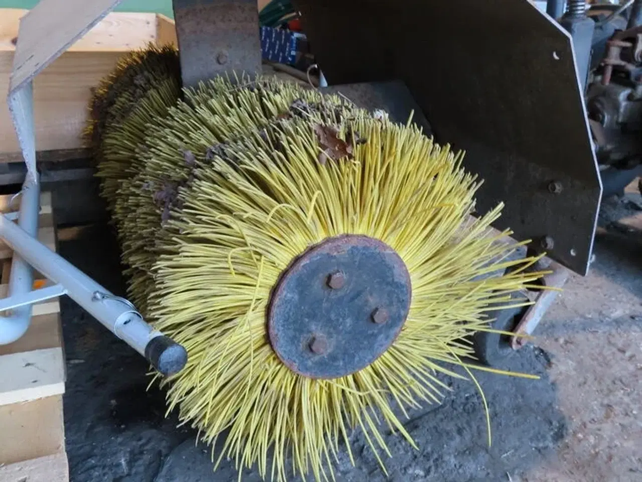 Billede 3 - Redskabsbærer med kost, TEXAS PRO-TRAC 700