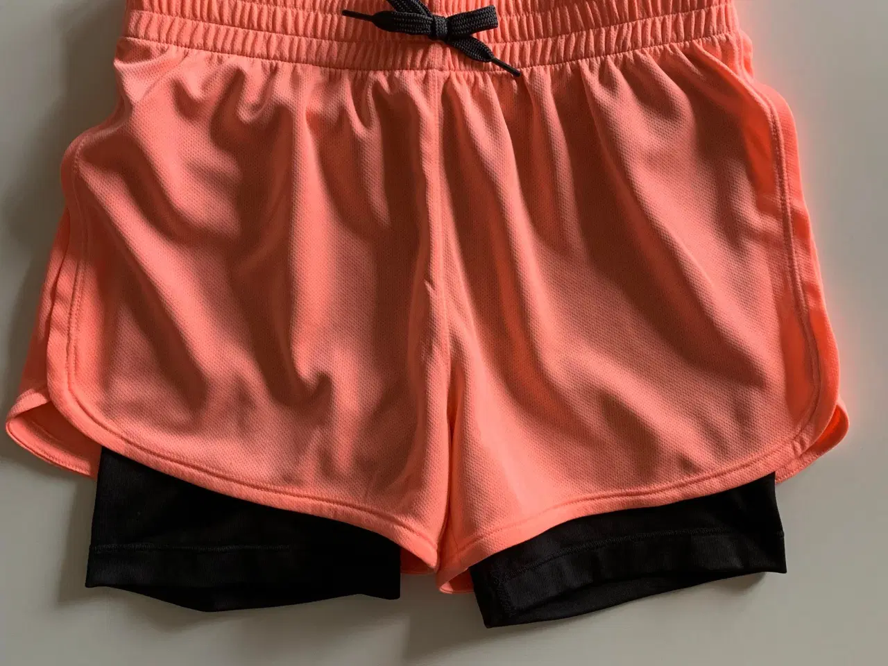 Billede 1 - H&M SPORT 2-lag shorts, str. 134-140 - NYE!