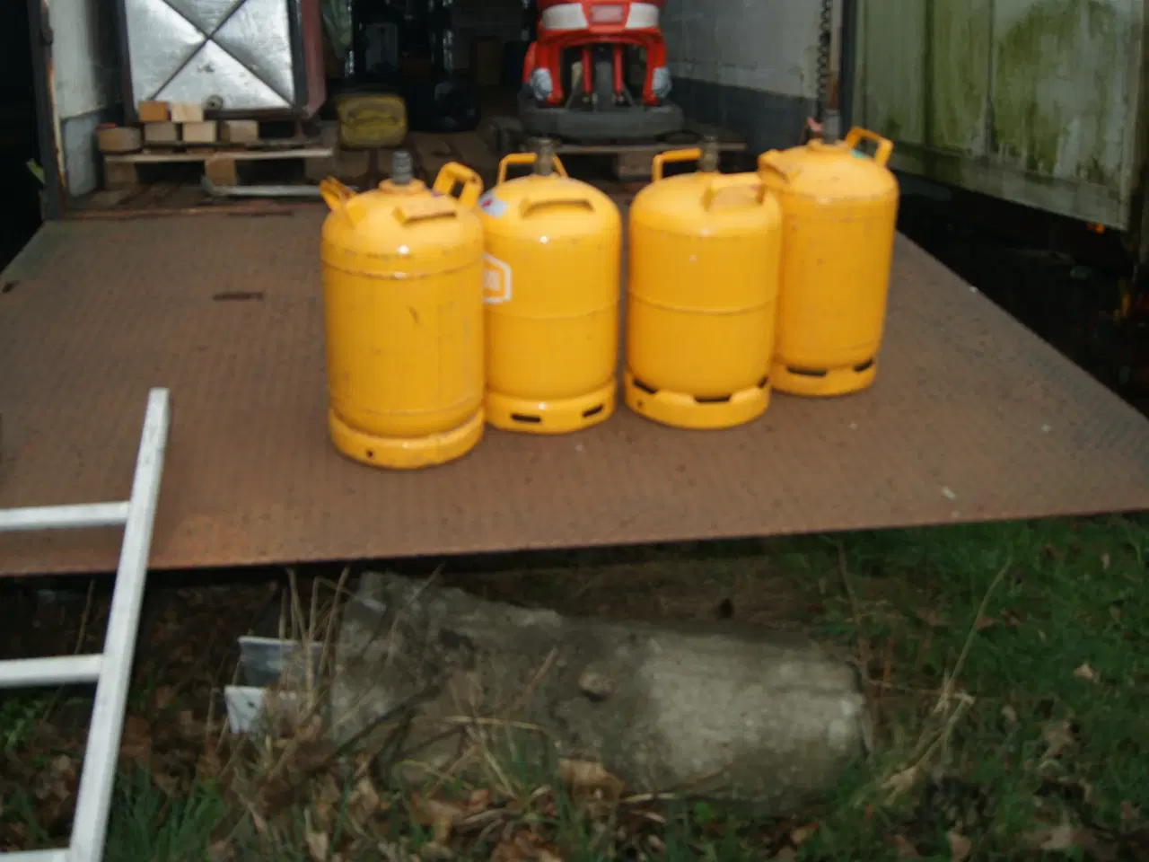 Billede 1 - Gule små og store gasflasker sælges.