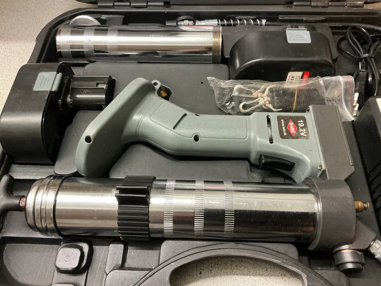 Billede 2 - Kabi fedtsprøjte 19,2 volt med kuffert.
