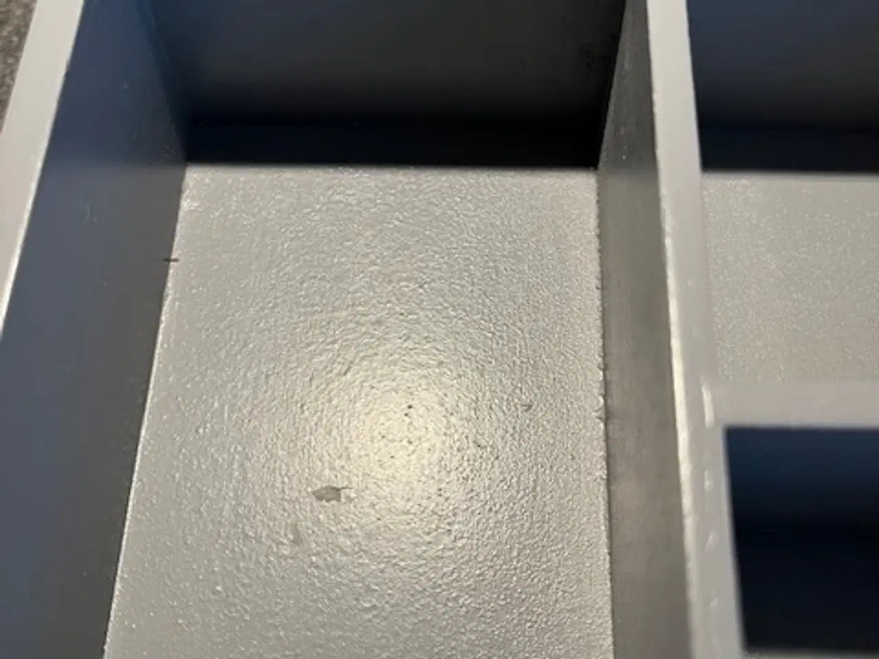 Billede 5 - H&M Home Sættekasse / Væghylde – Grå husform