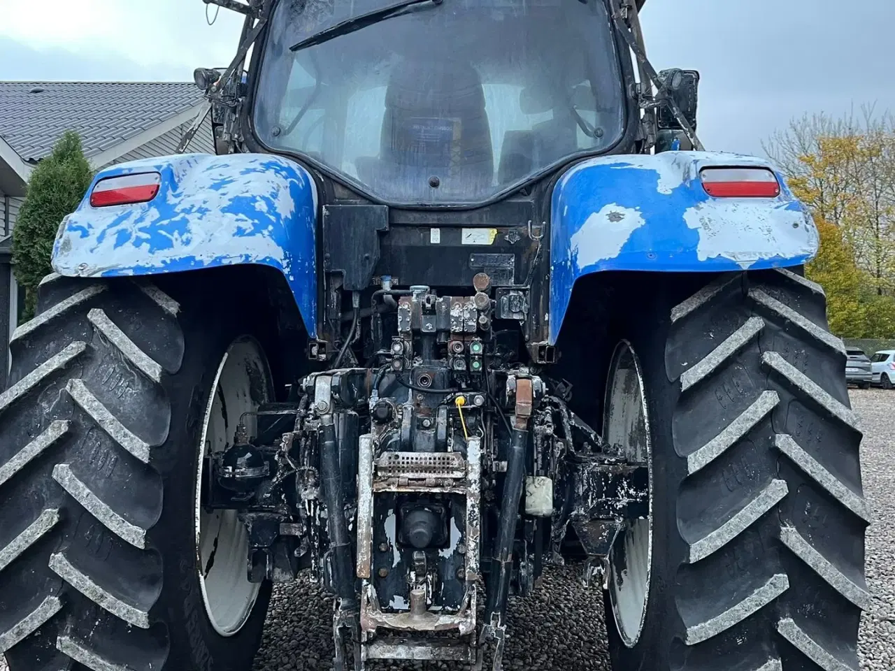 Billede 12 - New Holland T7.230 Autocommand med frontlift og nye bagdæk er lige monteret på den.