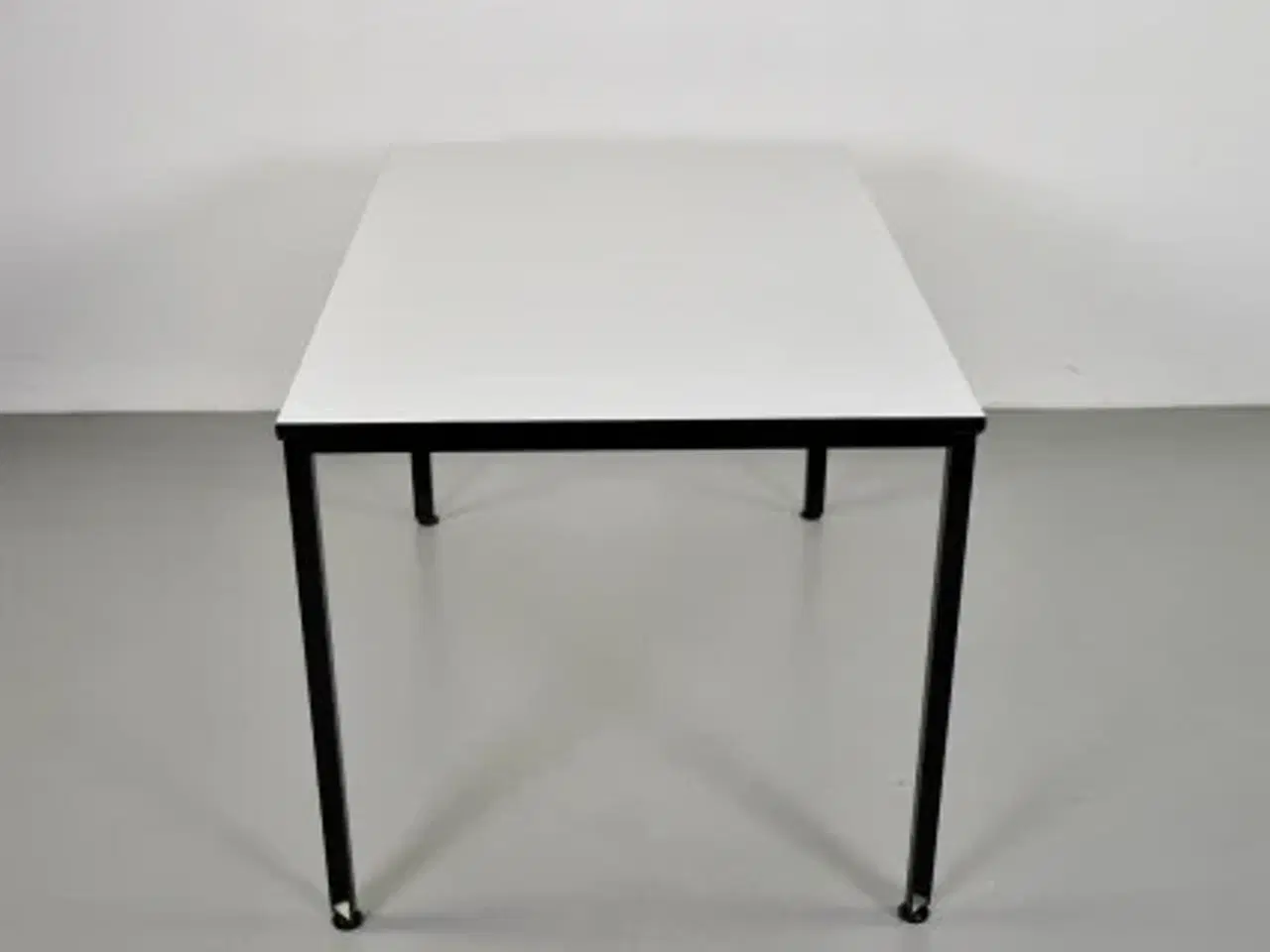 Billede 5 - Møde-/konferencebord med hvid plade og sort stel.