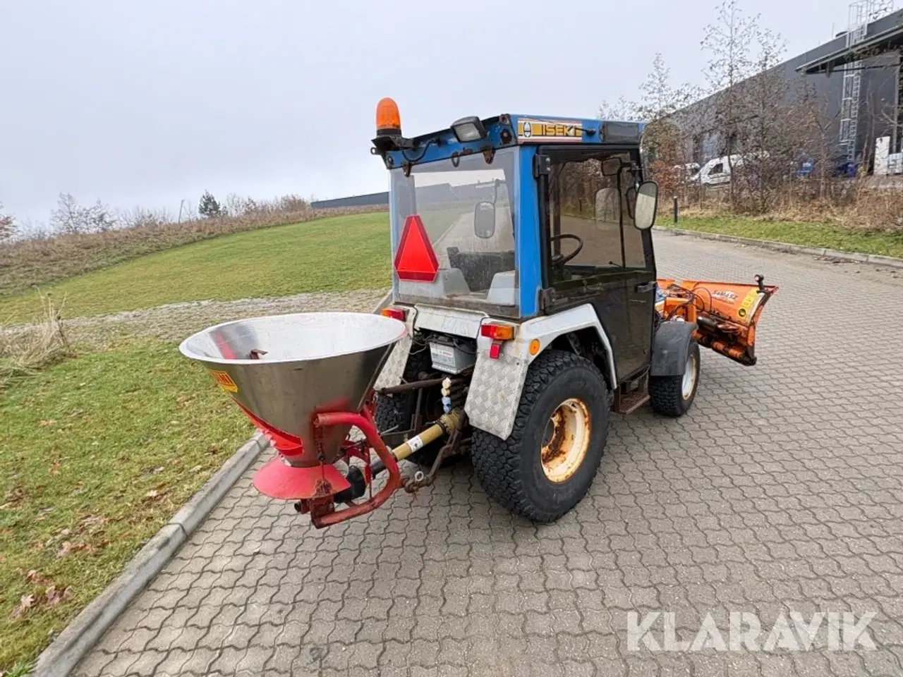 Billede 3 - Kompakttraktor med plov og spreder Iseki