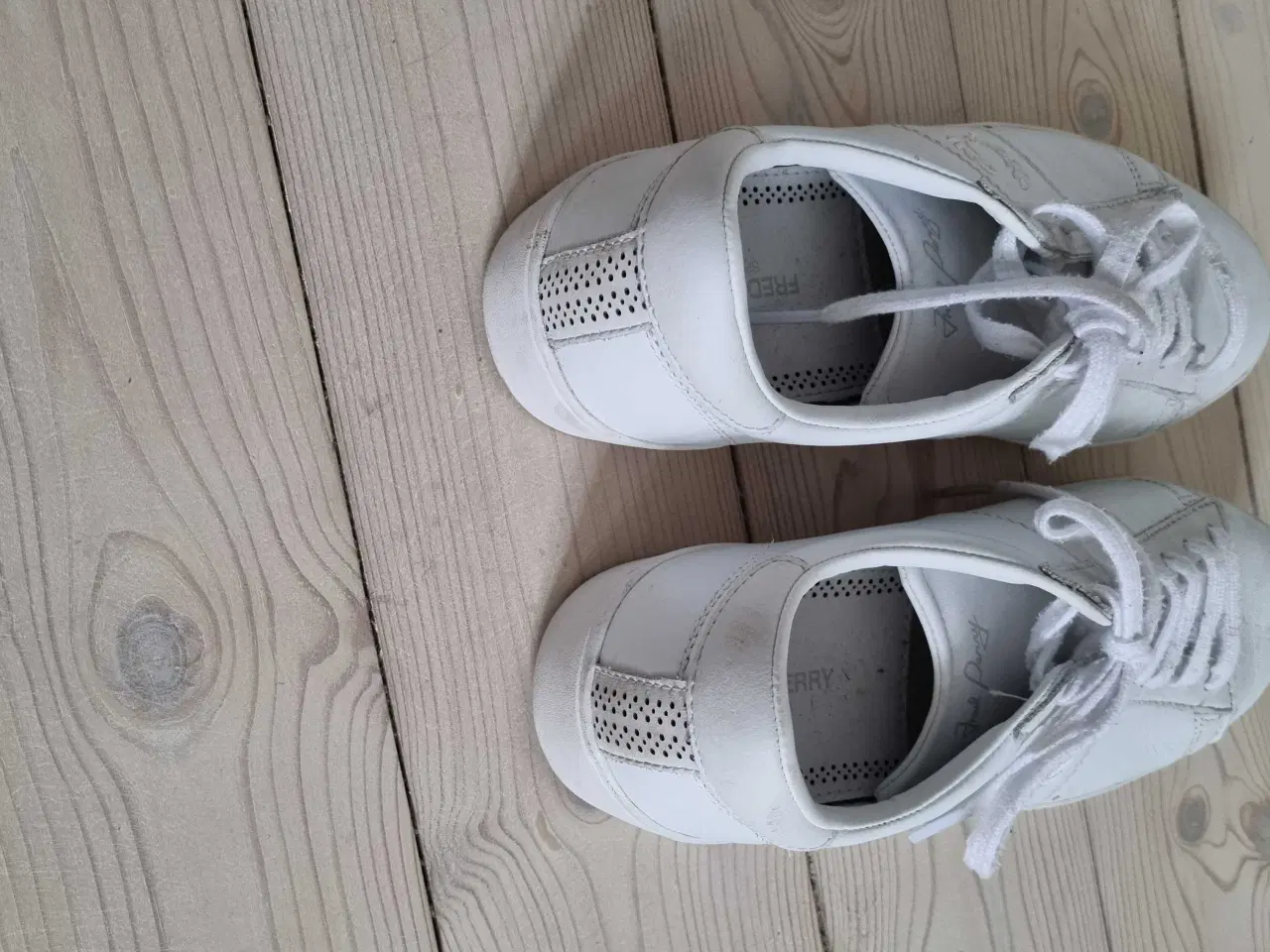 Billede 2 - Fred Perry sneakers. Hvide. Str. 41. Kun brugt 4 g
