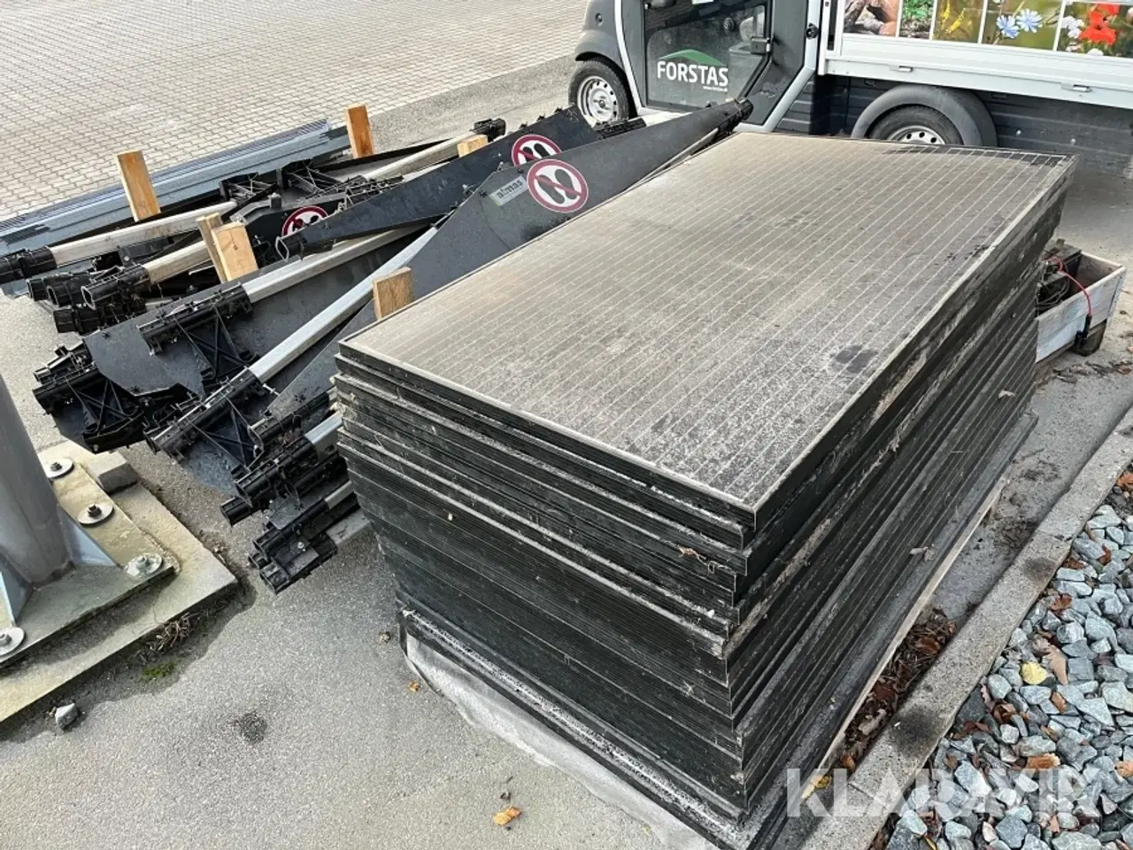 Billede 2 - Solcellestationer til Robotplæneklipper 30 paneler - 10 batteripakker