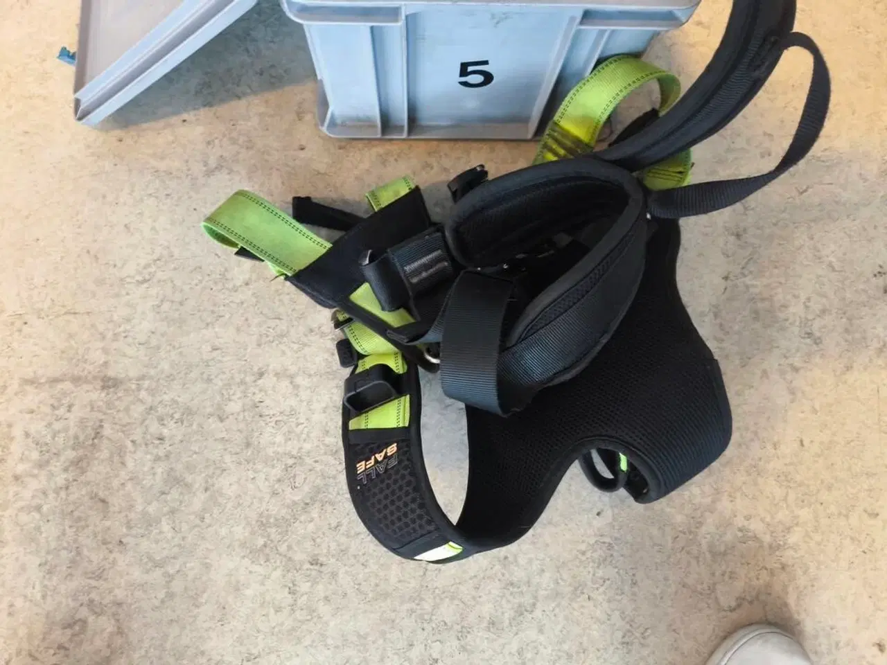 Billede 3 - Kasse m. sikringsgrej samt div.