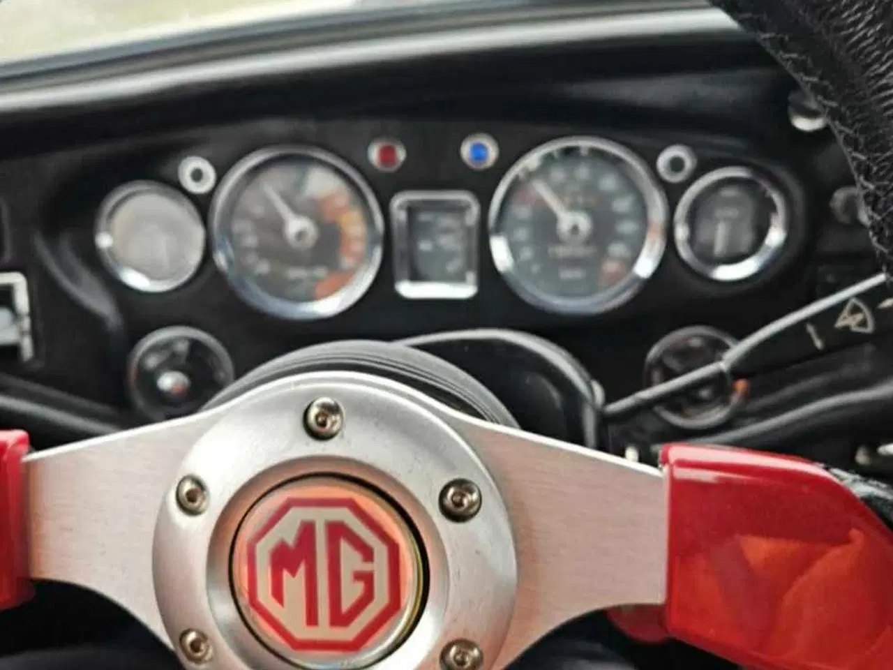 Billede 4 - Flot MGB fra 76 med nyere dæk og ny renoveret karb