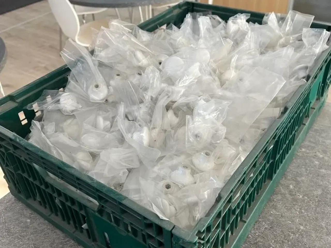 Billede 3 - 1 kasse porcelænsknopper ca. 300 stk.