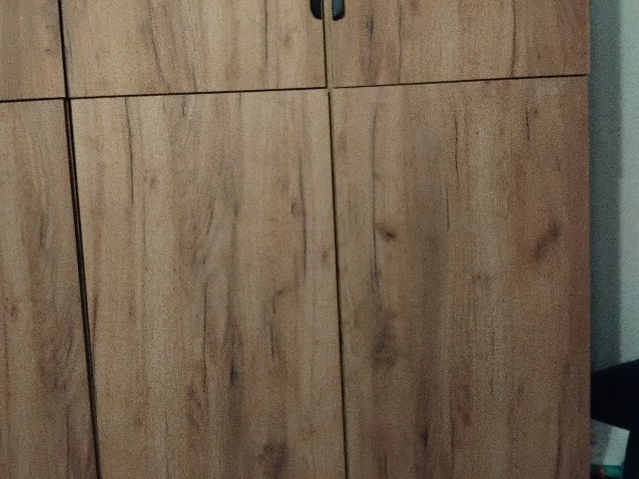 Billede 5 - Klædeskabet  med overskabe 