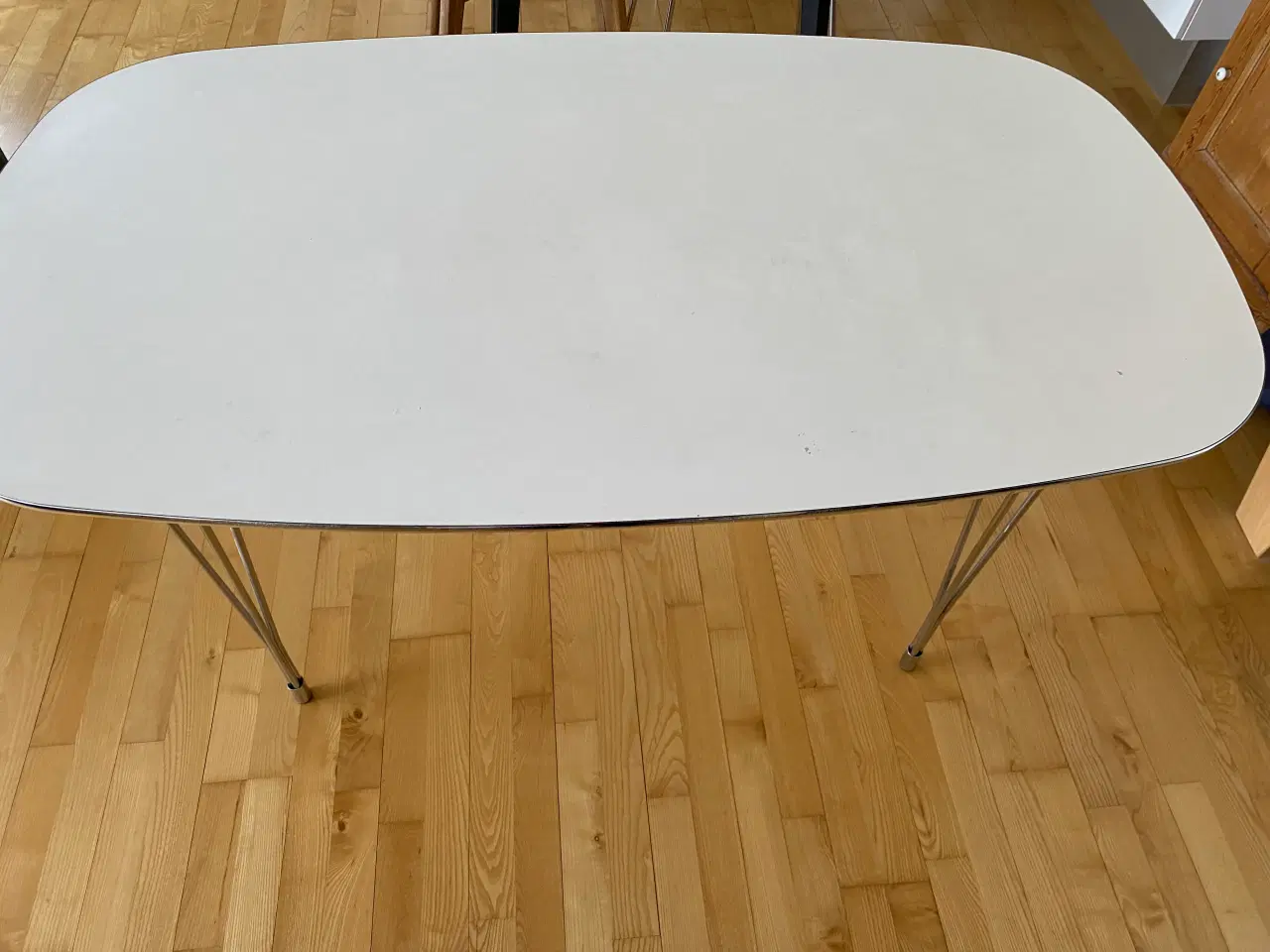 Billede 1 - Lyst spisebord med metalben