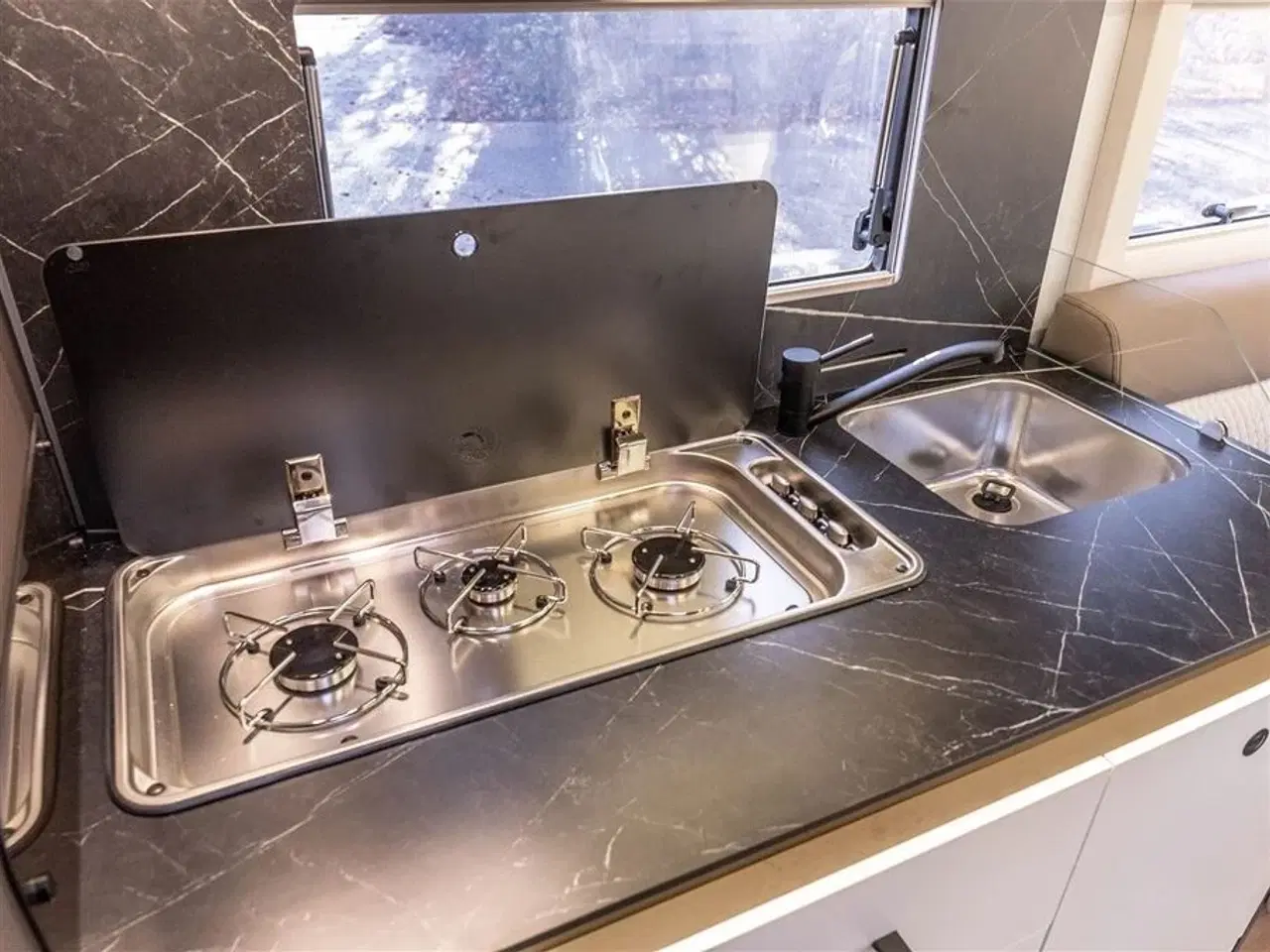 Billede 13 - 2026 - Benimar Mileo 268 Skandinavisk design og komfort året rundt