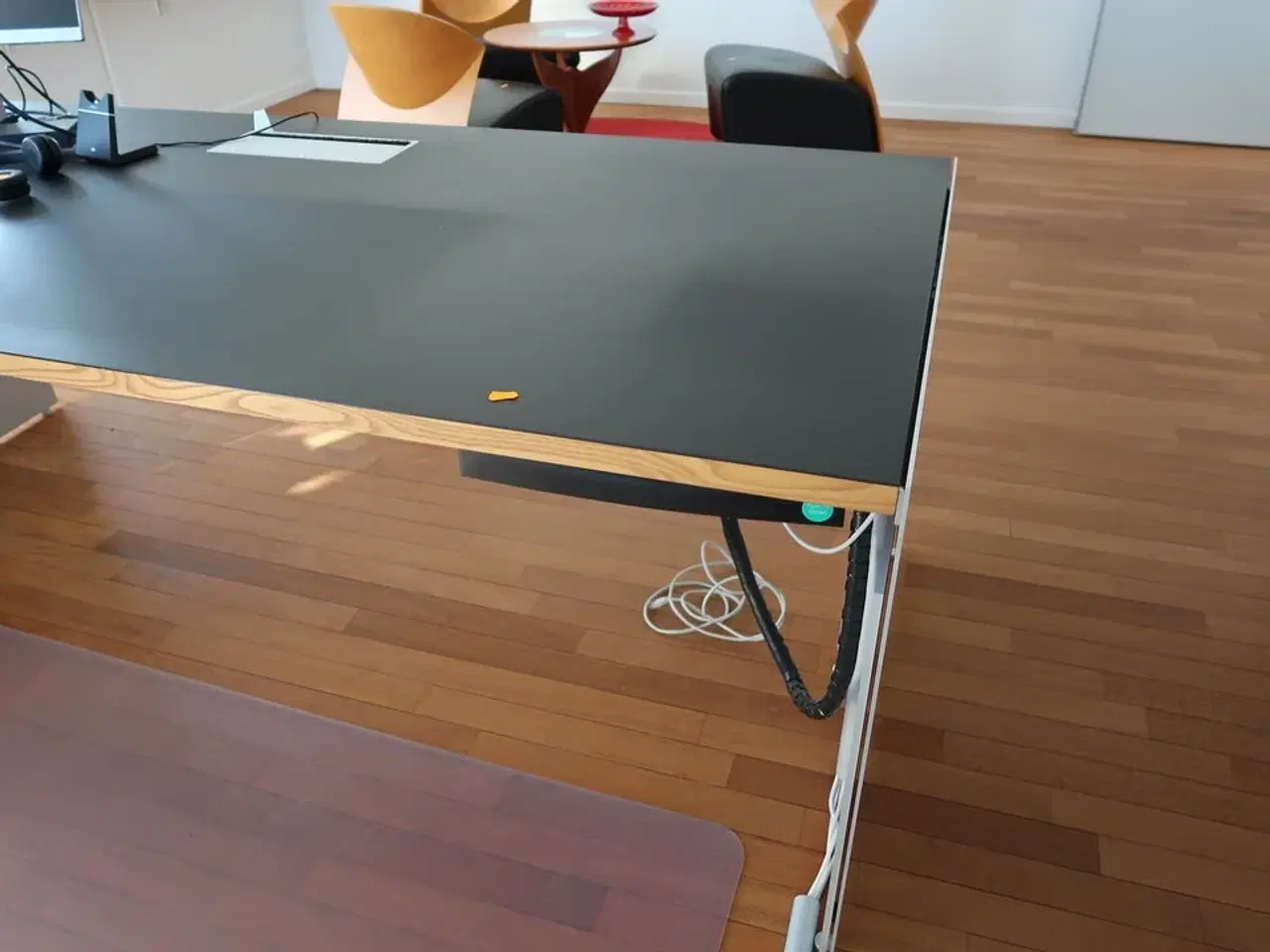 Billede 2 - El. hæve/sænke skrivebord MONTANA Djob samt kontorstol