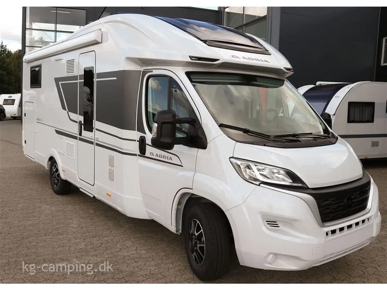 Billede 3 - 2024 - Adria Matrix Axess M670 SL   Nu nedsat med kr.72.709 | Enkeltsenge og sænkeseng i forenden.