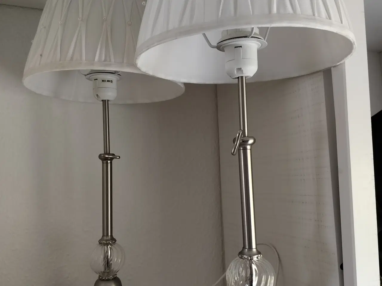 Billede 5 - Hvid lampe i fremragende stand, med ny - lampshade