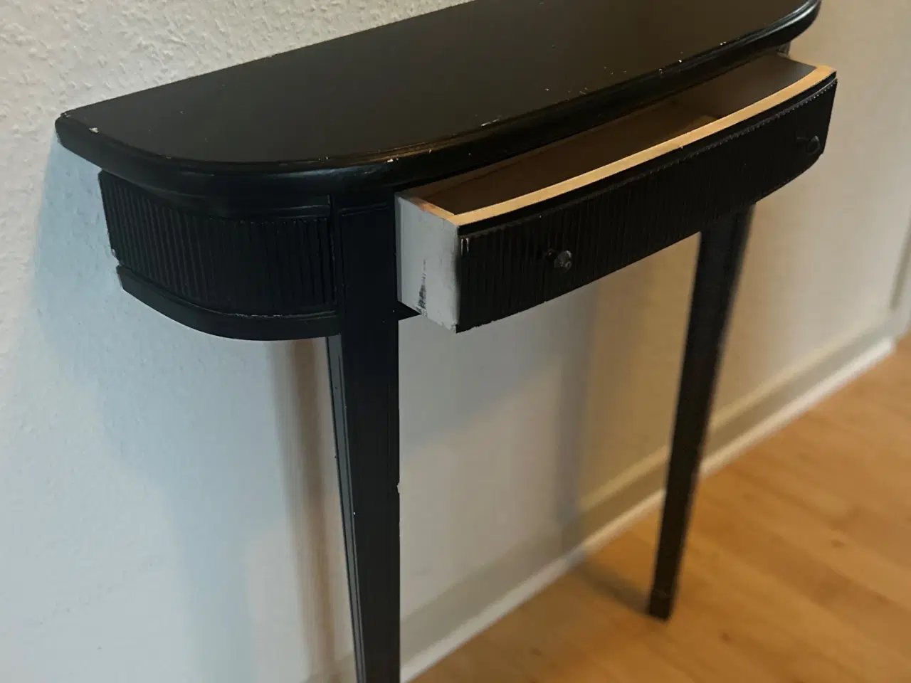 Billede 2 - Éntremøbel til væg