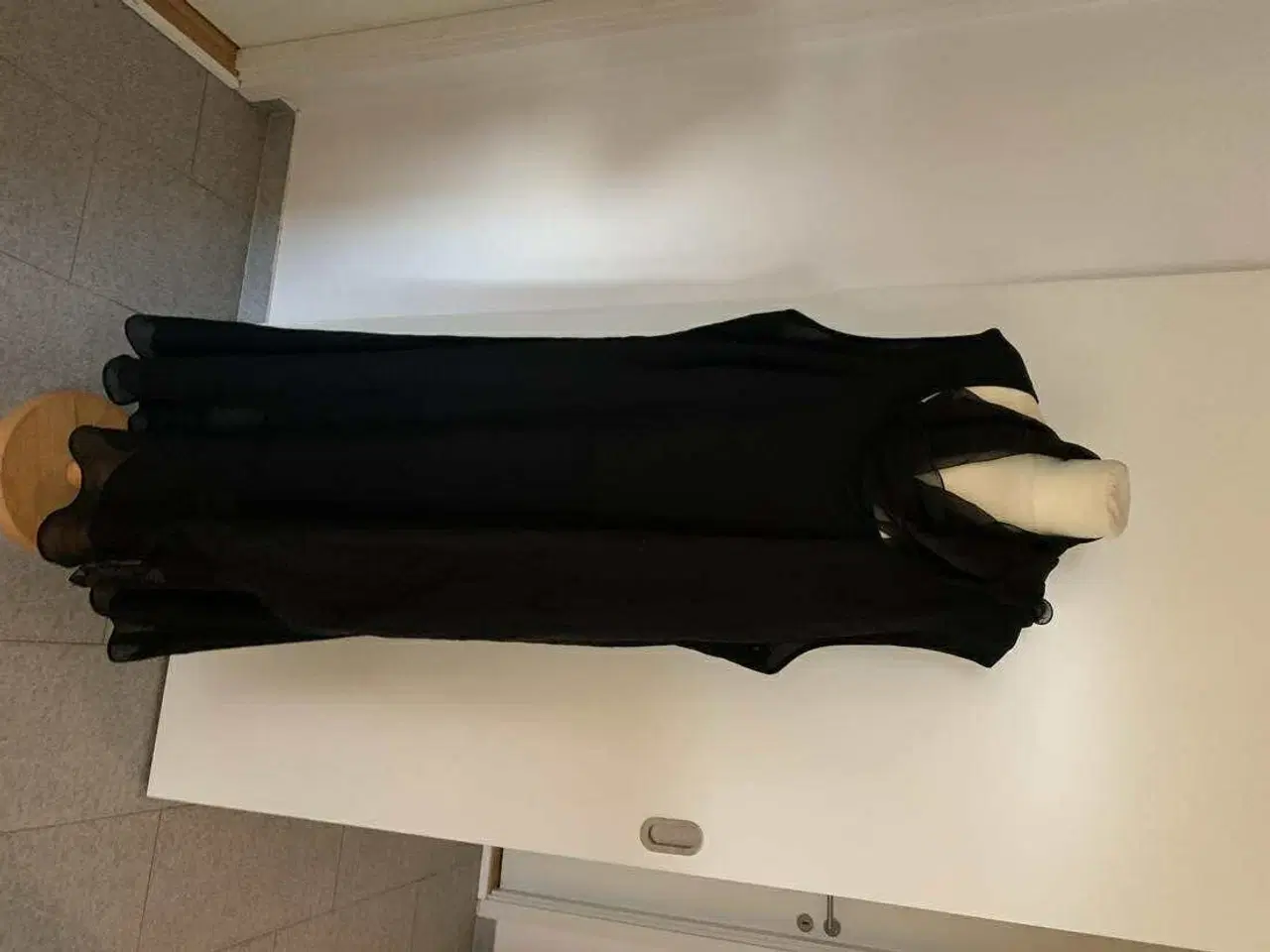 Billede 2 - Flot sort lang kjole