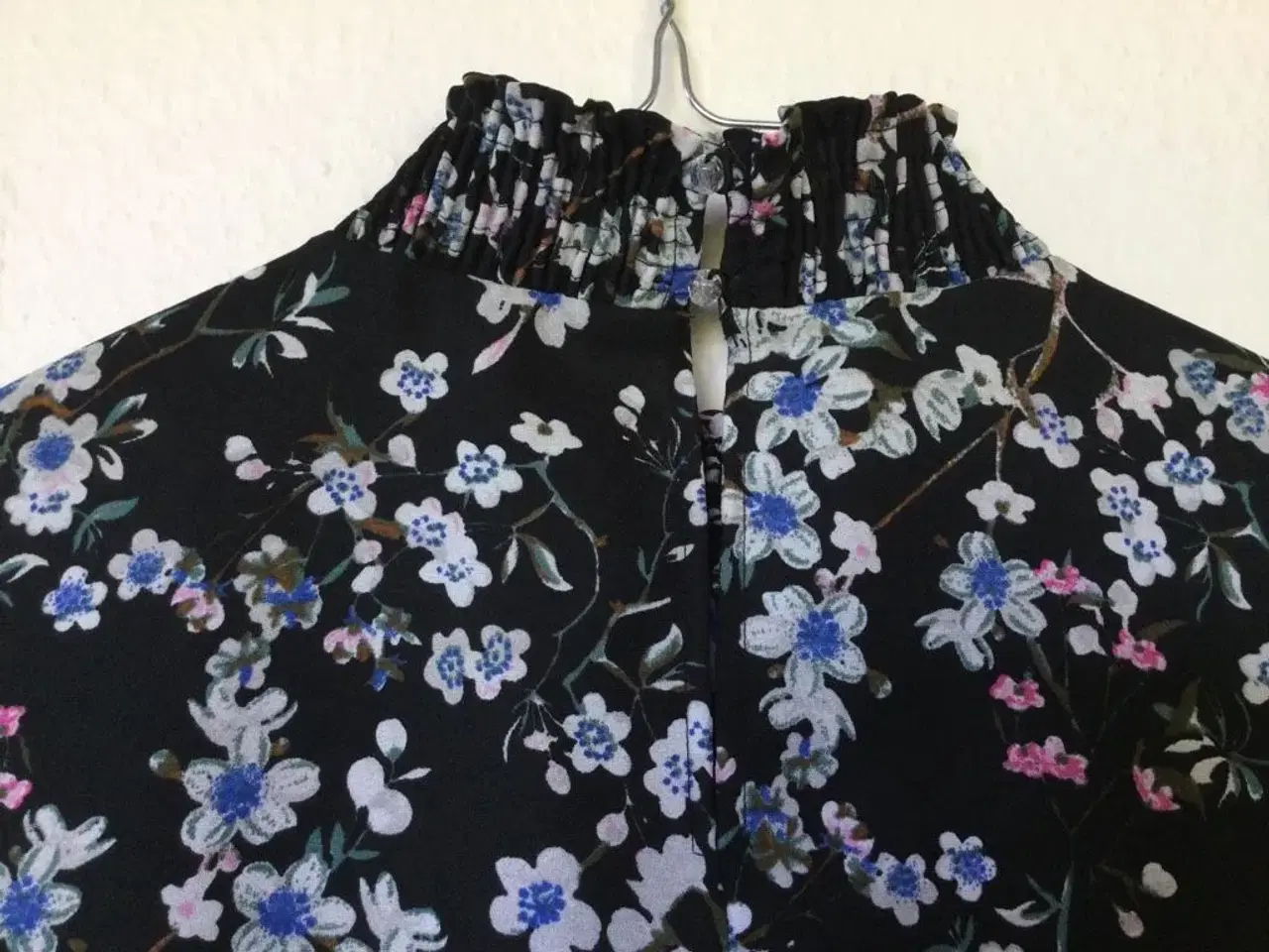 Billede 4 - Fin Blomstret  PIECES  Bluse str. M