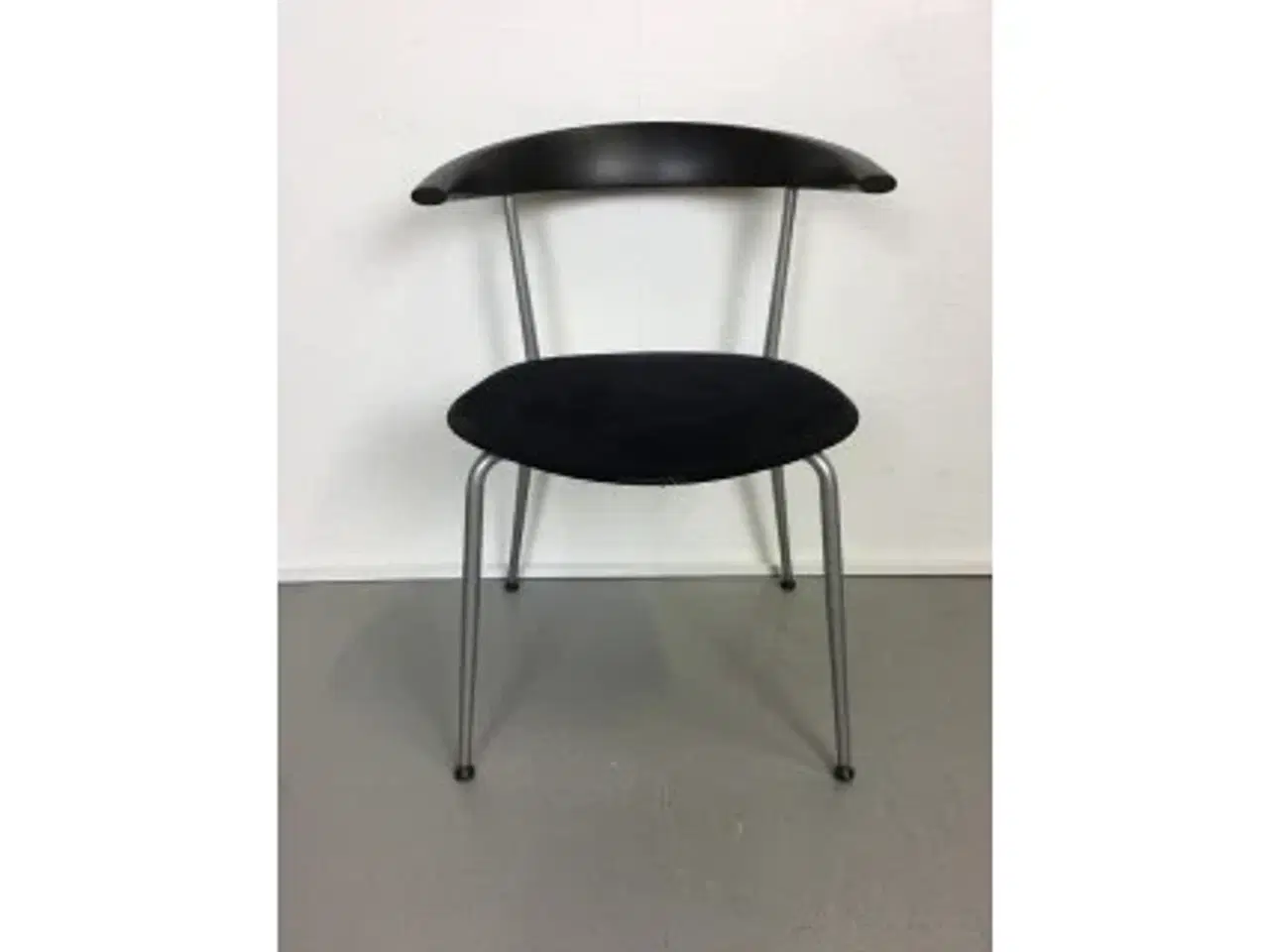 Billede 1 - Efg bondo konferencestol med alcantara polstret sæde, grå stel, nymalet sort ryglæn med lille armlæn
