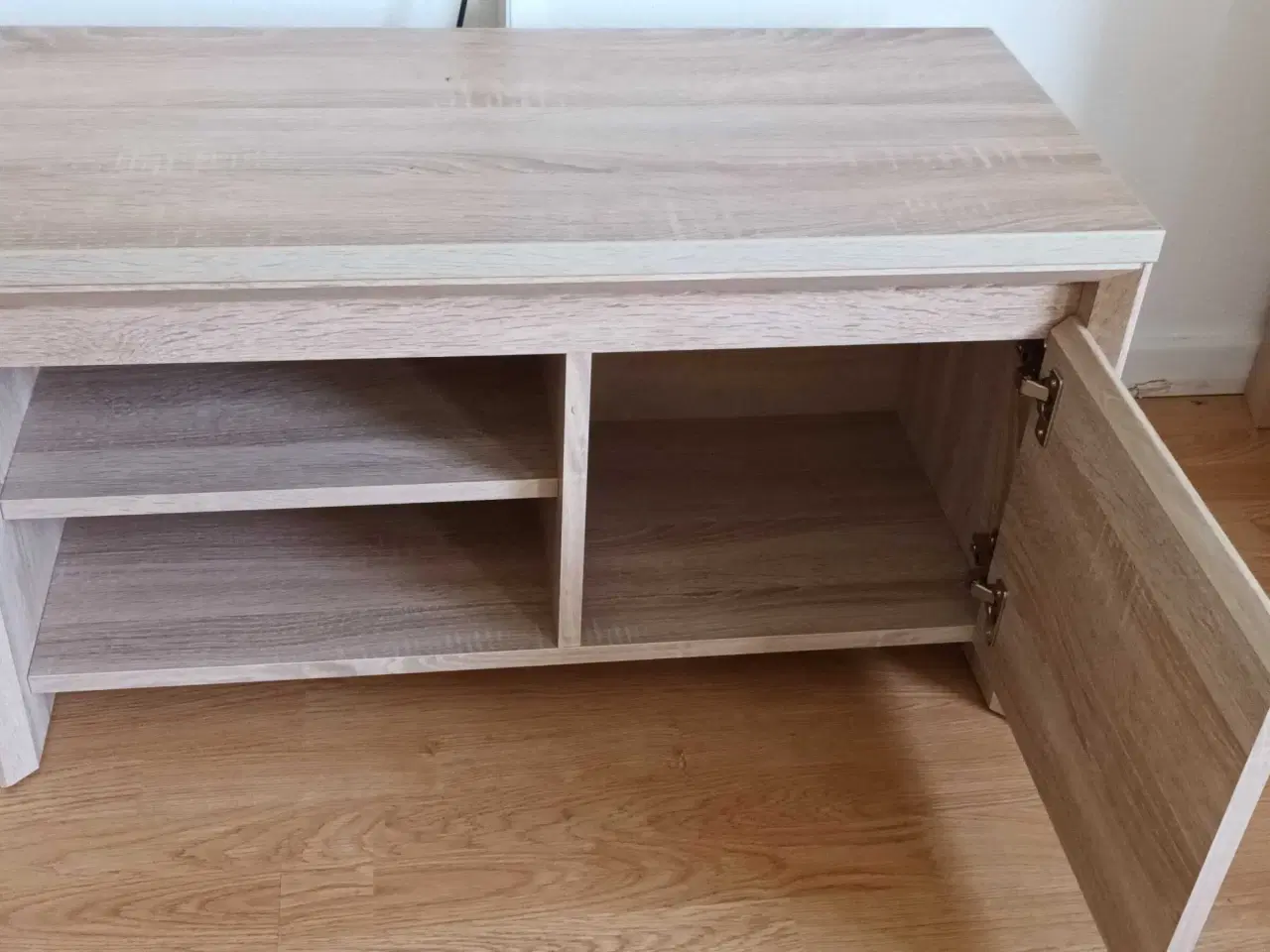 Billede 1 - Tv bord med 1 hylde og låge I fin stand 