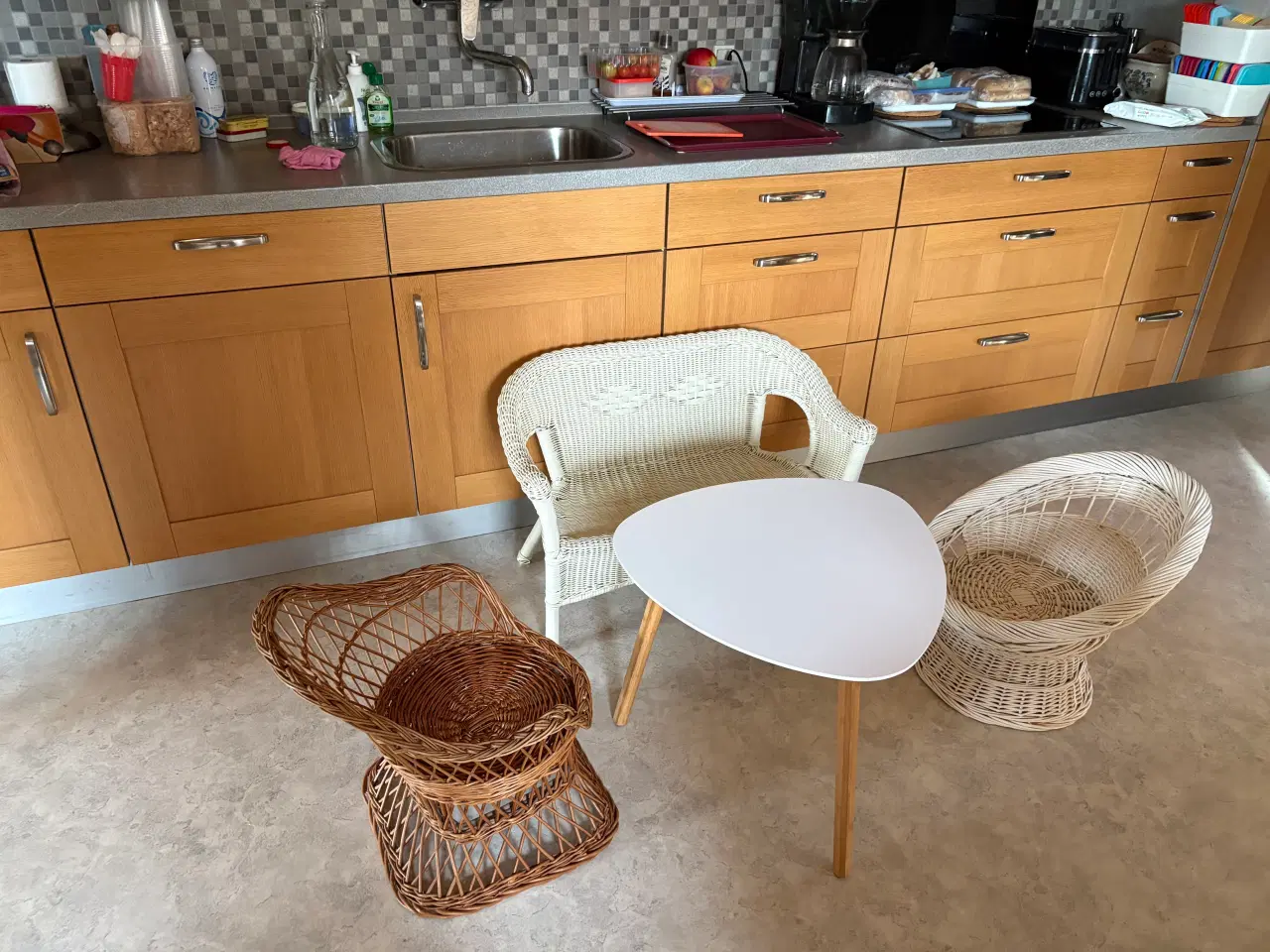 Billede 2 - Bord 150krsofa 150kr 50kr pr stol i alt 400kr