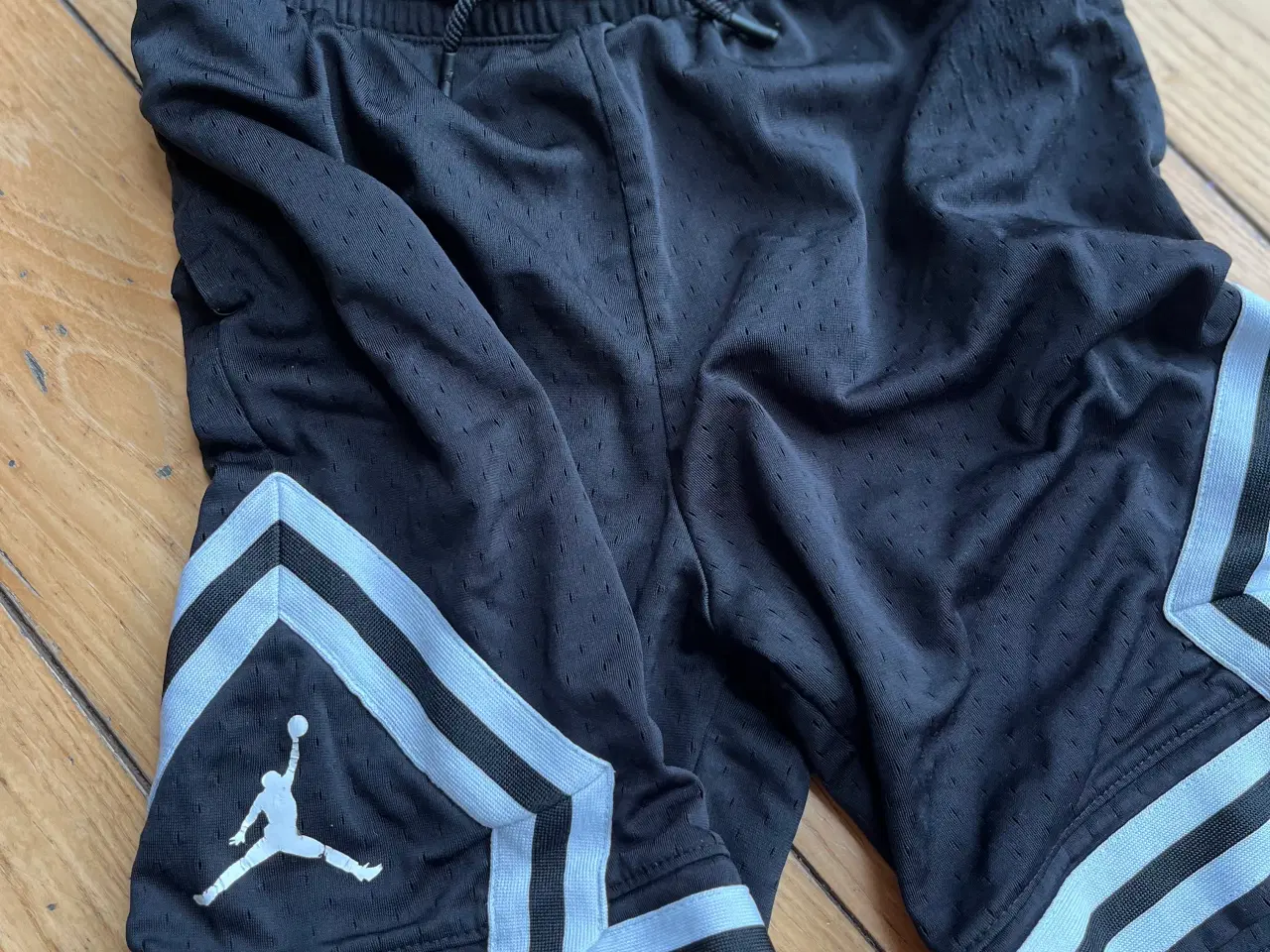 Billede 3 - Jordan shorts korte 12-14 år