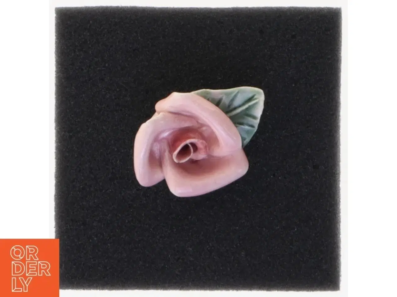 Billede 1 - Porcelænsbroche i form af en rose (str. 3,5 x 3 cm)