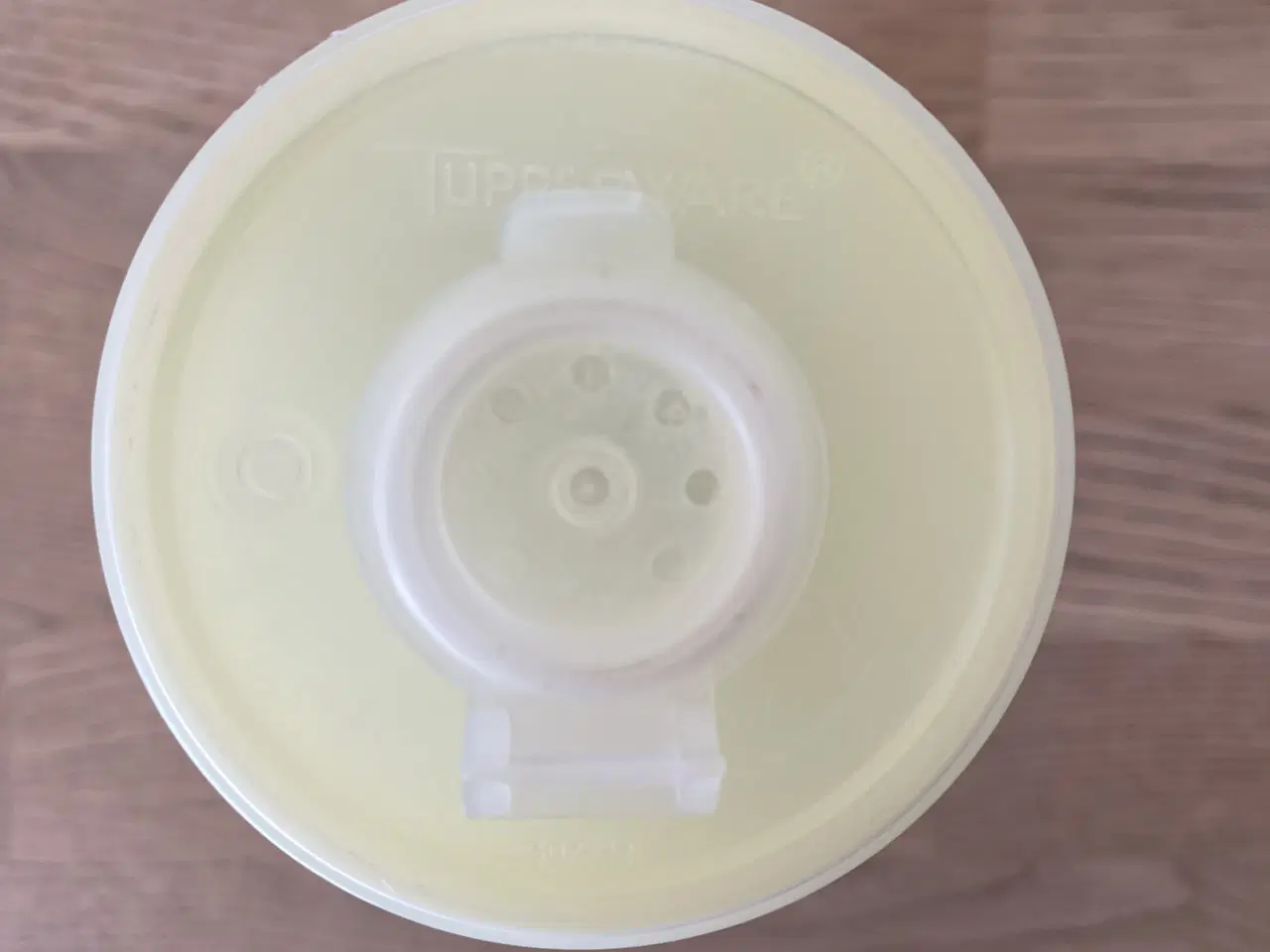 Billede 5 - Gul TUPPERWARE bøtte med låg og strø-indsats