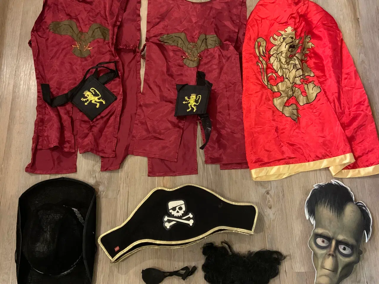 Billede 1 - Udklædningstøj 5-9 år